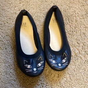 Girls navy cat dress shoes. Like new condition. Size 1.